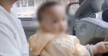 Oburzające nagranie. Małe dziecko za kierownicą mercedesa