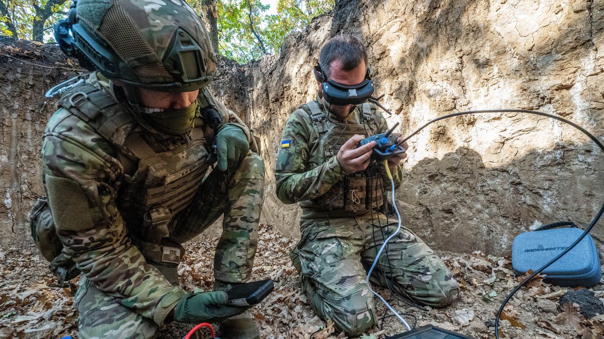 �o�nierze
Obw�d charkowski, Ukraina, 12.10.2024. �o�nierze oddzia�u dron�w ("aeogrupy") 154. brygady Si� Zbrojnych Ukrainy na pozycjach w pobli�u frontu w obwodzie charkowskim. Trwa inwazja Rosji na Ukrain�. (jm) PAP/Mykola Kalyeniak
Mykola Kalyeniak
charkowski, dron drony dronowy dronowe, front, inwazja, inwazjafront, obw�d, si�y zbrojne, SZU, wojna, ZSU, aeogrupa, oddzia� dron�w, wojsko, �o�nierze