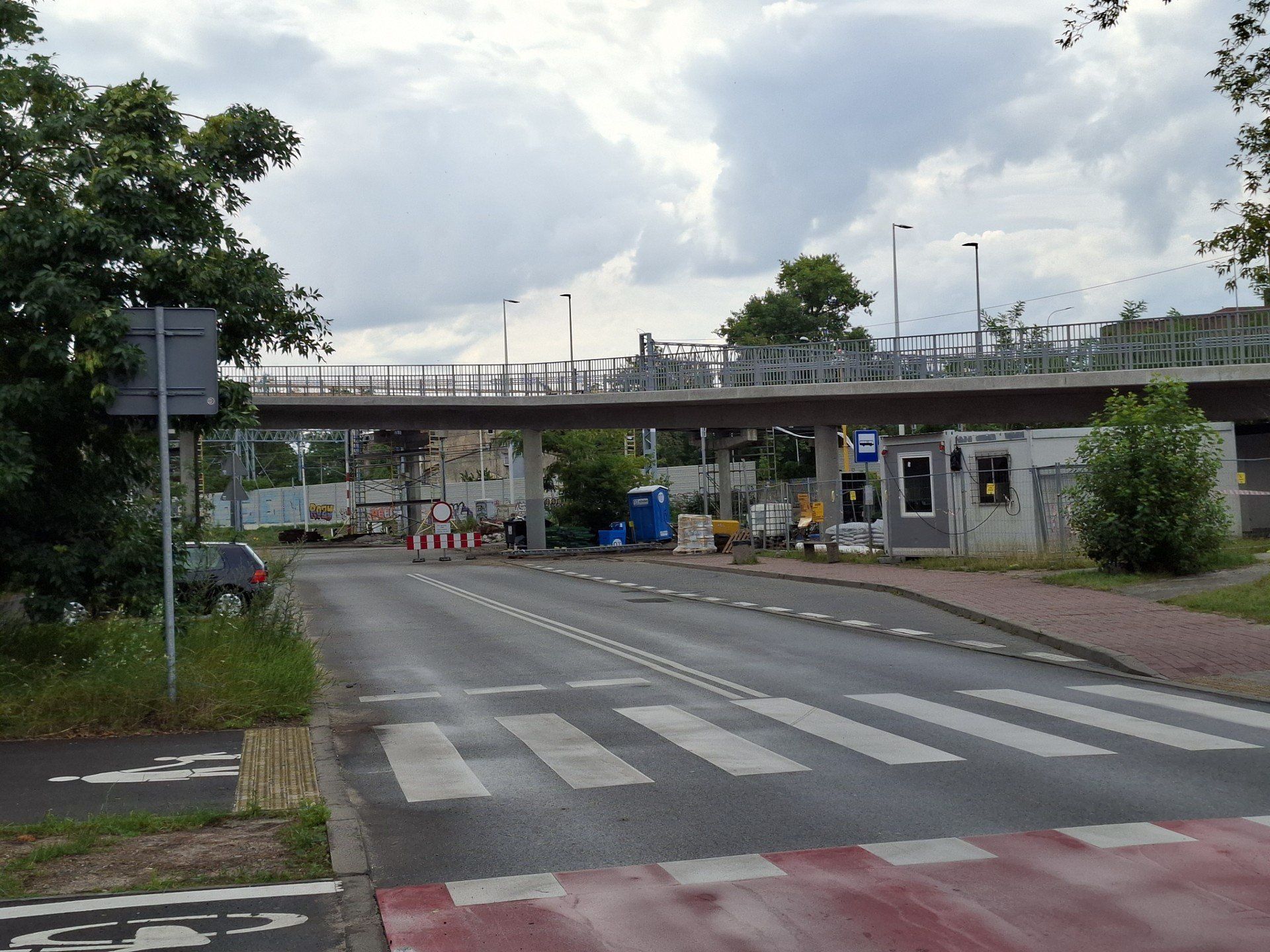 W Częstochowie dokańczają inwestycję DK91. Trwa budowa kładki nad torami