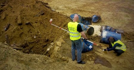 Śląskie. Wymyślił "sposób" na śmieci. Beczki z odpadami zakopał pod wybiegiem dla koni