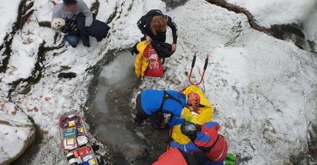 Dramat w Szklarskiej Porębie. Dziecko spadło do koryta potoku