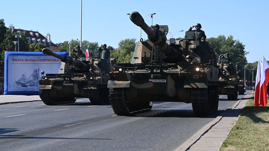 Polscy żołnierze podczas defilady „Silna Biało-Czerwona”.