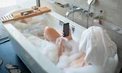 Upuściła komórkę do wanny. 16-latka ginie porażona prądem