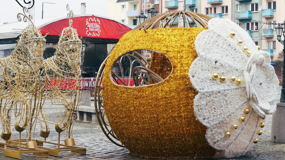 Na gorzowskich ulicach, placach i skwerach już trwa wielkie strojenie.