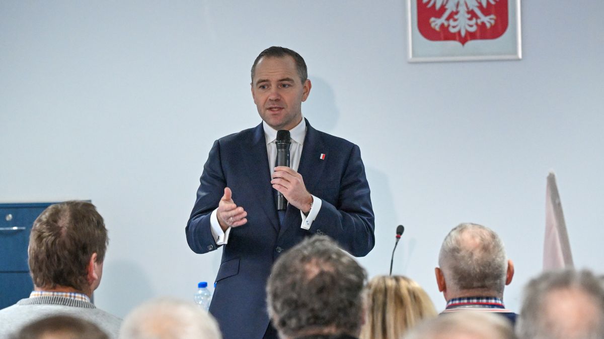 Pyrzyce, 18.01.2025. Wybory Prezydenta RP 2025 - kampania. Kandydat Komitetu Obywatelskiego w wyborach na prezydenta RP popierany przez Prawo i Sprawiedliwość, prezes Instytutu Pamięci Narodowej Karol Nawrocki podczas spotkania z rolnikami w Pyrzycach, 18 bm. (mb/amb) PAP/Marcin Bielecki