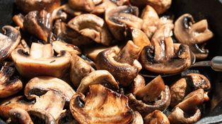 Najgorszy błąd przy smażeniu pieczarek. Dlatego puszczają wodę i robią się gumowate