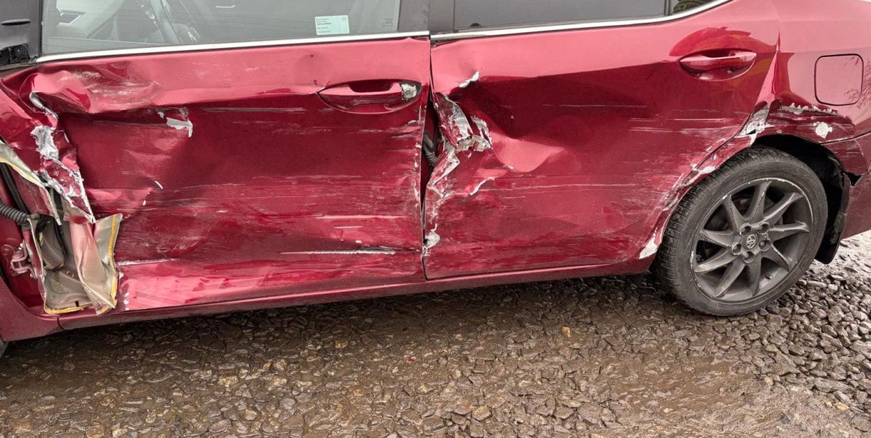 Wilczyce: Stracił panowanie na łuku drogi rozbił dwa samochody