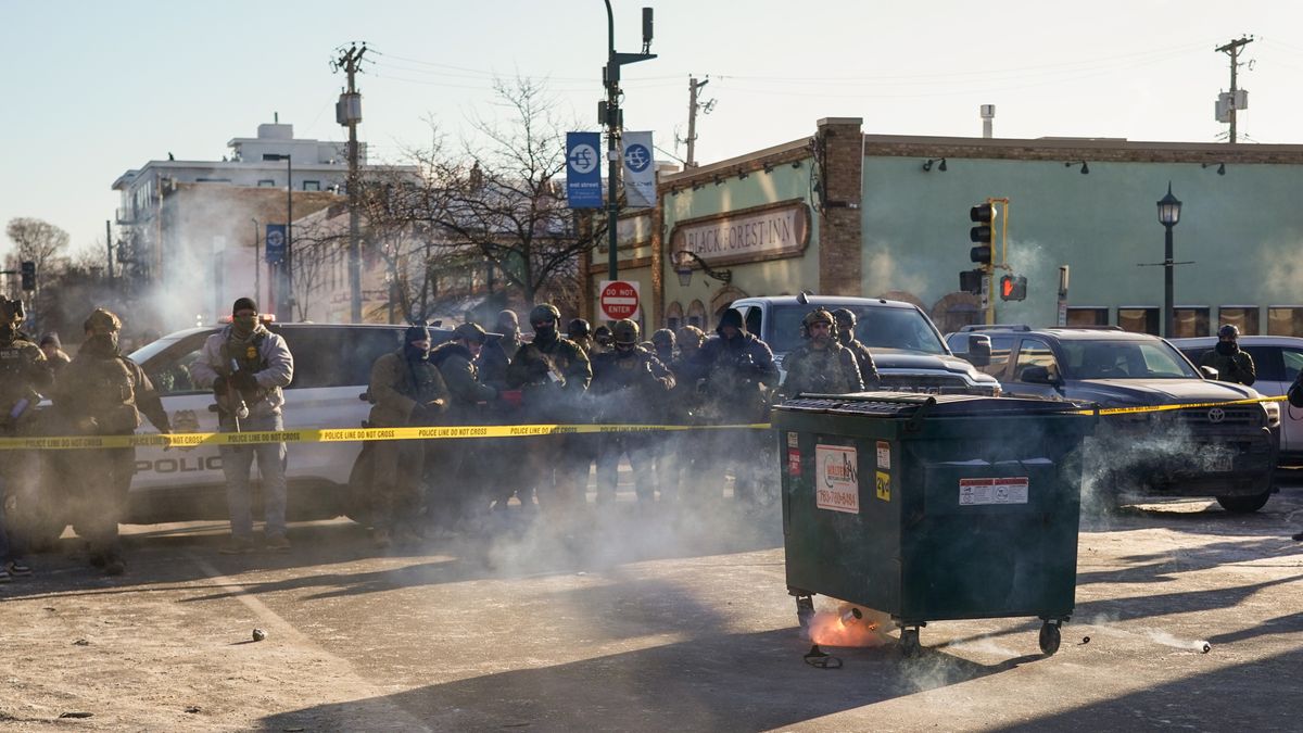 Federal officers fire tear gas and flash bang grenades as they confront protesters after ICE agents shot a man several times while they were trying to detain him in Minneapolis, Minnesota, USA, 24 January 2026. State and local authorities said a man was shot and killed by federal agents. EPA/CRAIG LASSIG Dostawca: PAP/EPA.