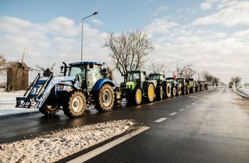 Rolnicy od rana blokują drogę. "Grzęźniemy w bagnie"