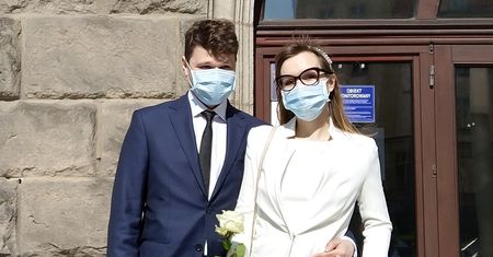 Ślub w czasach koronawirusa trwa 7 minut. Adrianna i jej mąż powiedzieli sobie "tak" w maseczkach