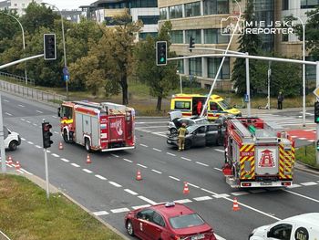 Warszawa. Zderzenie trzech aut na drodze z Lotniska Chopina