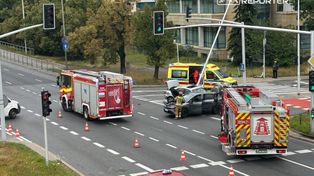 Warszawa. Zderzenie trzech aut na drodze z Lotniska Chopina