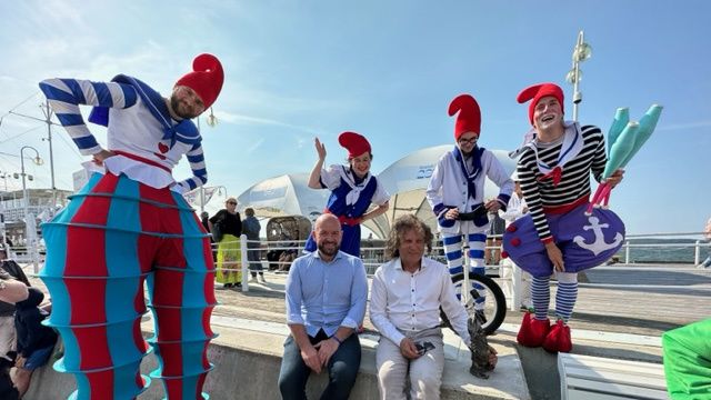 Prezydent Wrocławia Jacek Sutryk i prezydent Sopotu Jacek Karnowski podczas odsłonięcia krasnala w Sopocie