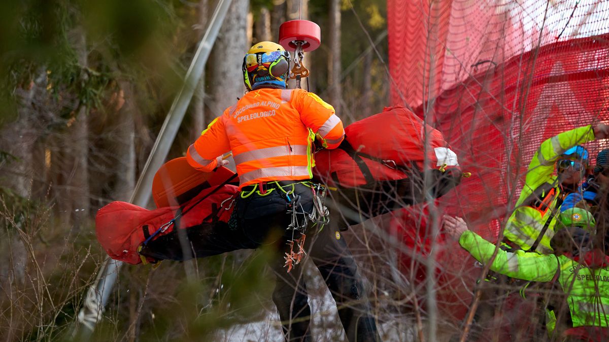 BORMIO, ITALY - DECEMBER 27: Rescuers in action to bring medical treatment to athlete Cyprien Sarrazin of France during the Audi FIS Alpine Ski World Cup men's downhill second training on December 27, 2024 in Bormio, Italy. (Photo by Mattia Ozbot/Getty Images). Cyprien Sarrazin fell heavily Dec. 27 during the second training session before the World Cup downhill in Bormio.