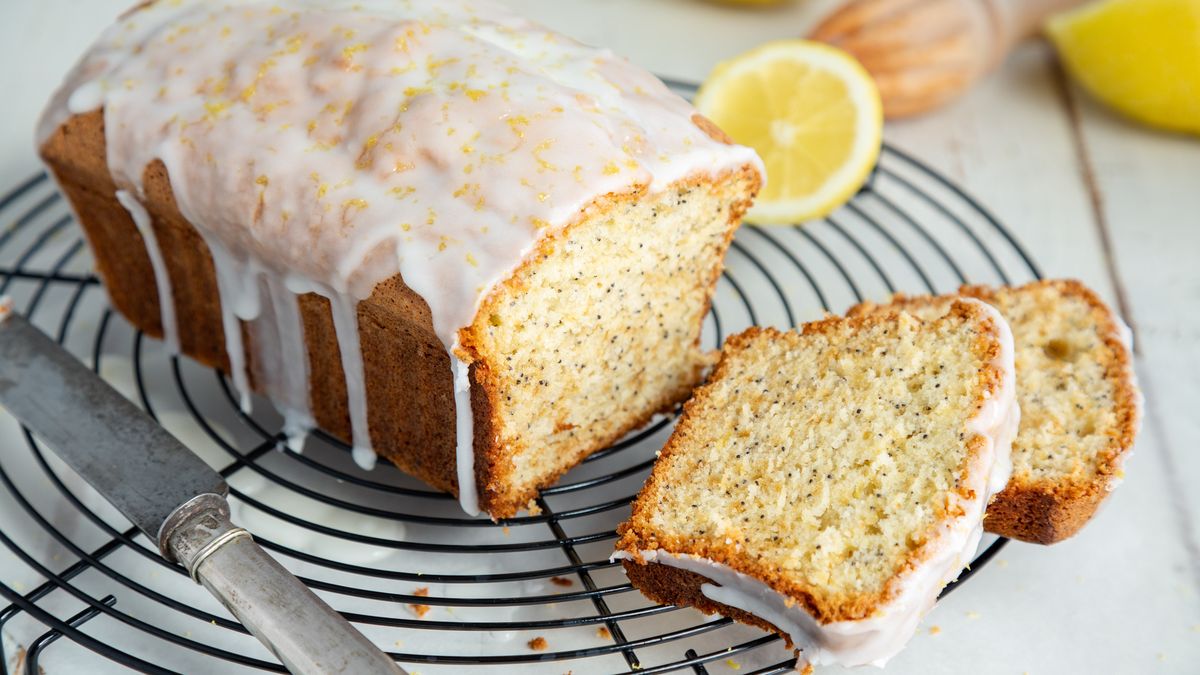 Polewa z białej czekolady pasuje do wielu deserów