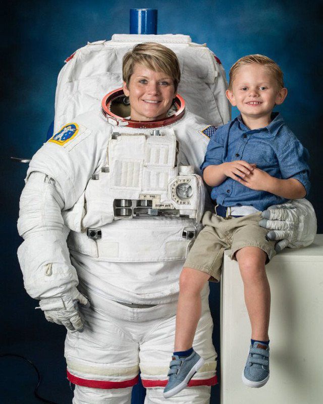 Astronautka NASA wzięła ze sobą na sesję swojego 4-letniego synka. Te zdjęcia rozgrzeją wasze serca 2