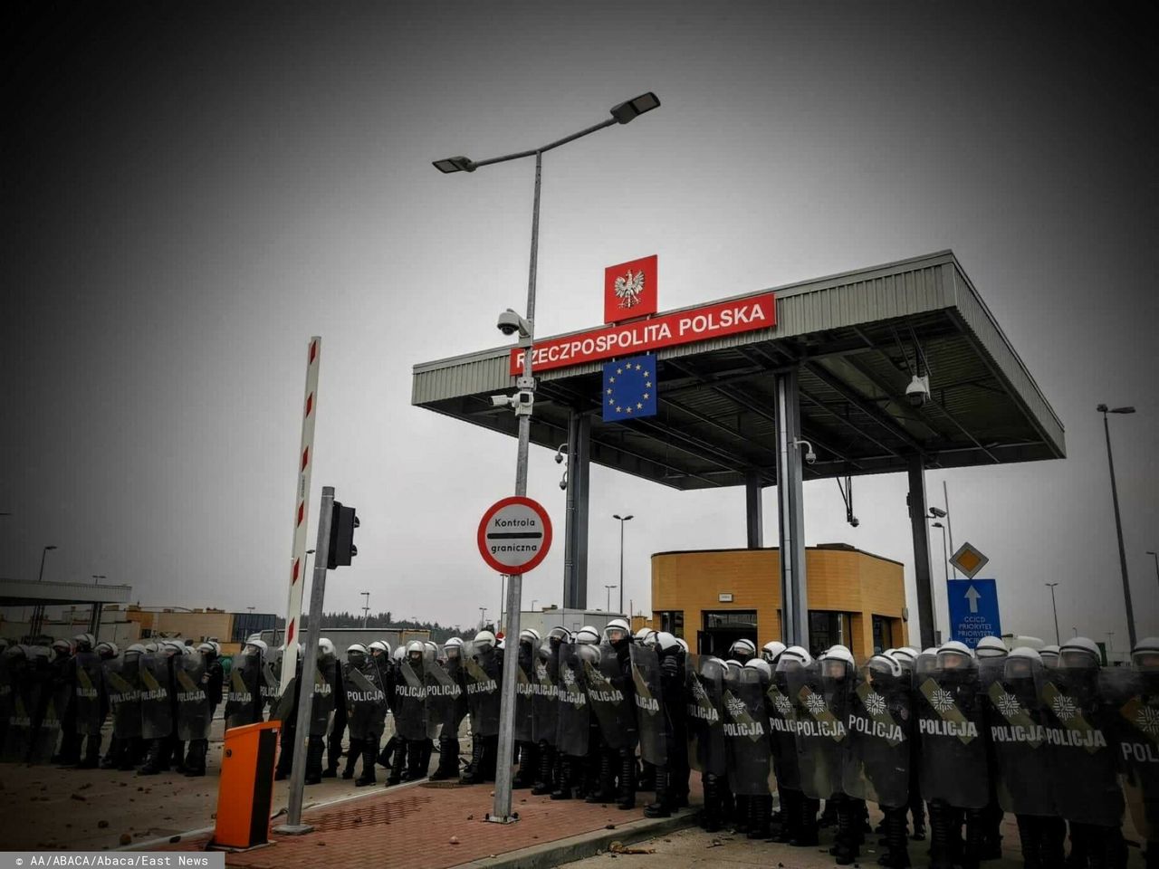 Ochojska ostro o kryzysie na granicy. Odpowiedziała szefowi policji