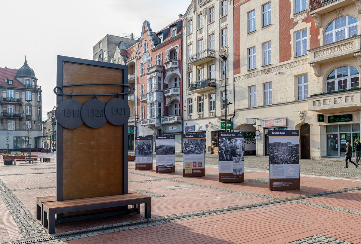 Śląskie. Instalacja artystyczna na Rynku w Bytomiu z datami powstań przypomina o trzech śląskich powstaniach w latach 1919-1921