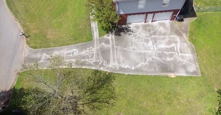 Niesamowity mural zrobiony… myjką ciśnieniową na podjeździe