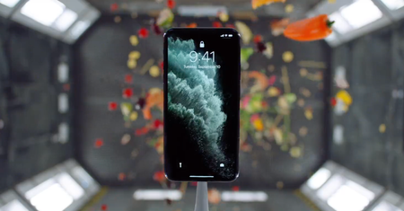 iPhone 11 Pro obrzucony tortem weselnym i stertą śmieci. Tak, na poważnie