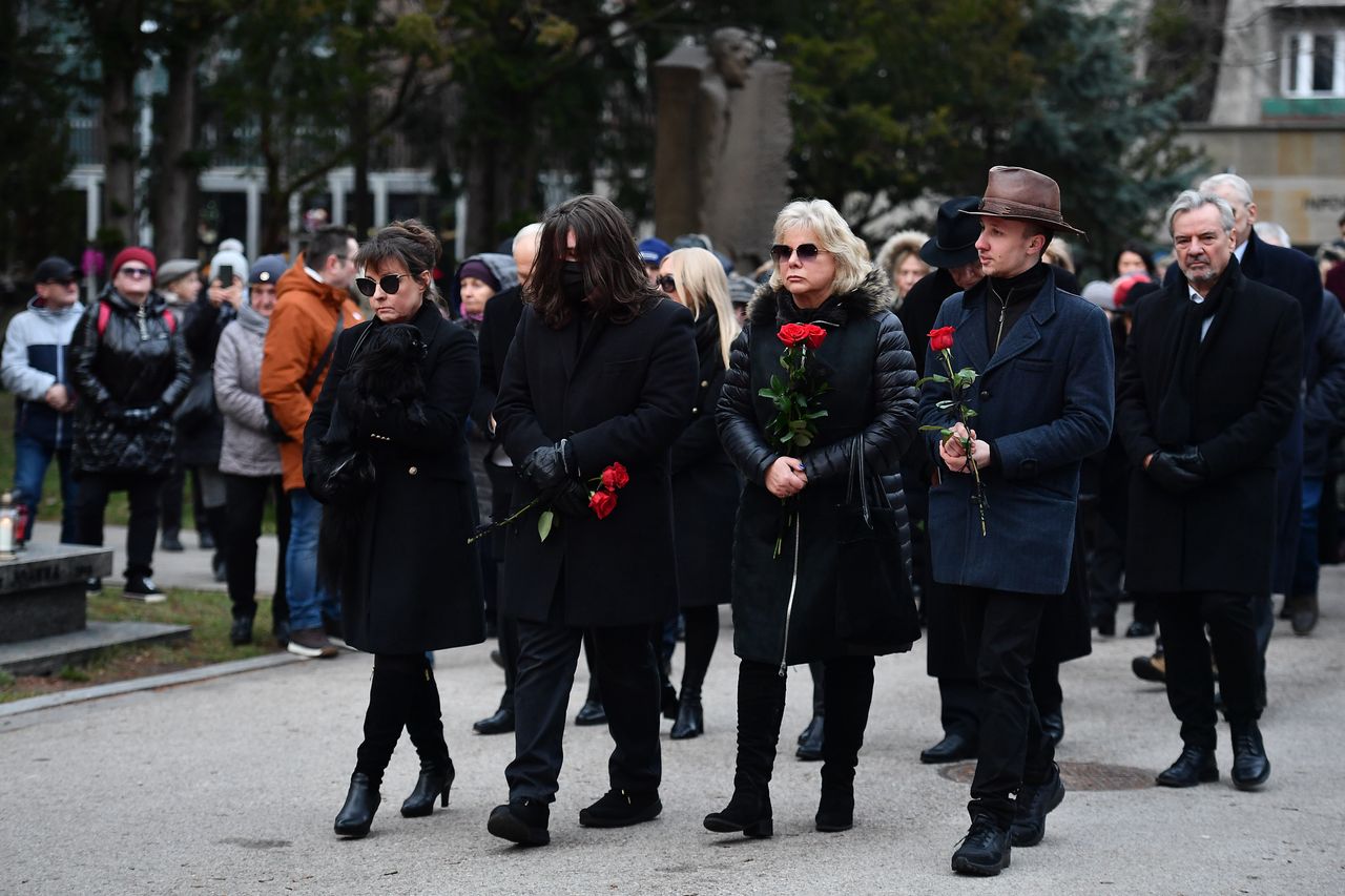 Oprócz żony (po lewej) i siostry Kamińskiego w pogrzebie uczestniczyły też jego dzieci