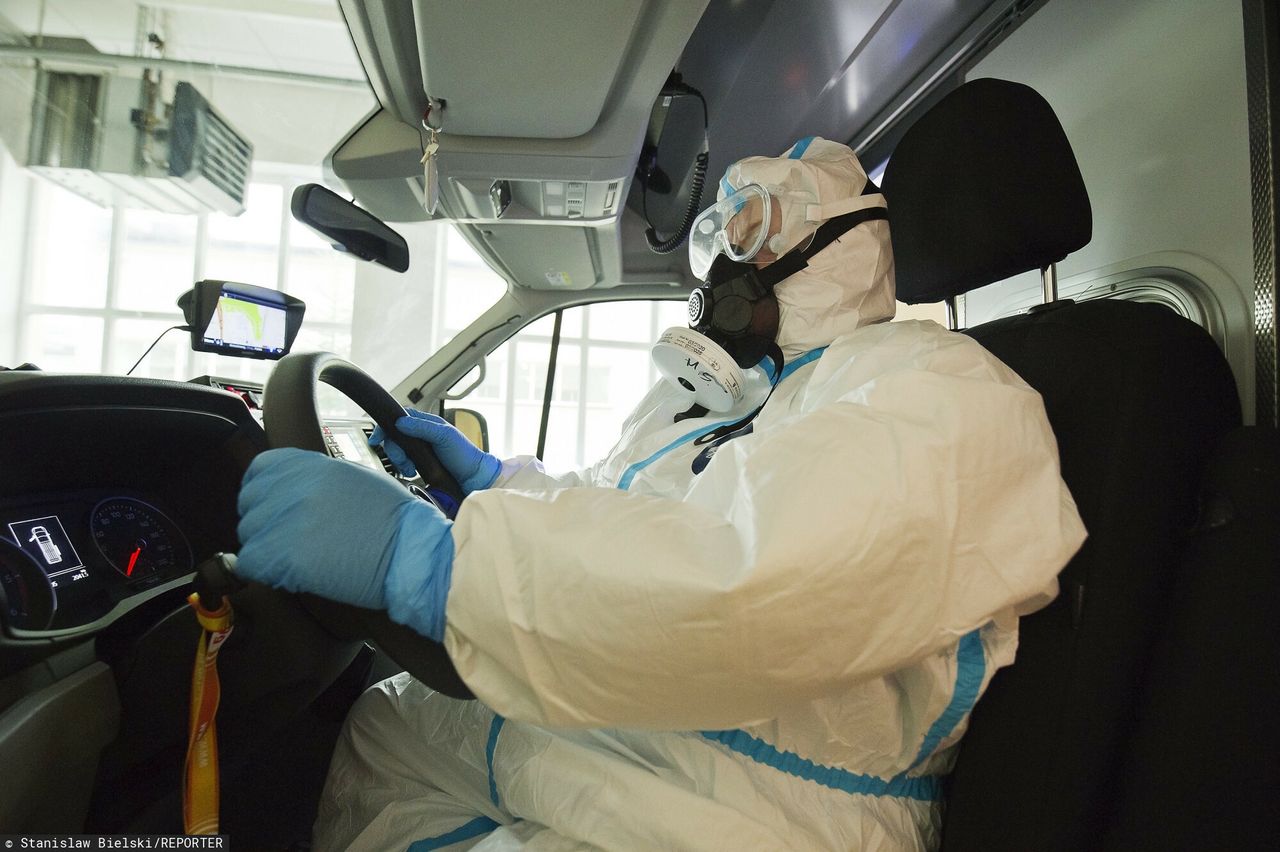 Koronawirus. Karetki covidowe jak PKS. Padł rekord w wyścigu po wolne łóżko