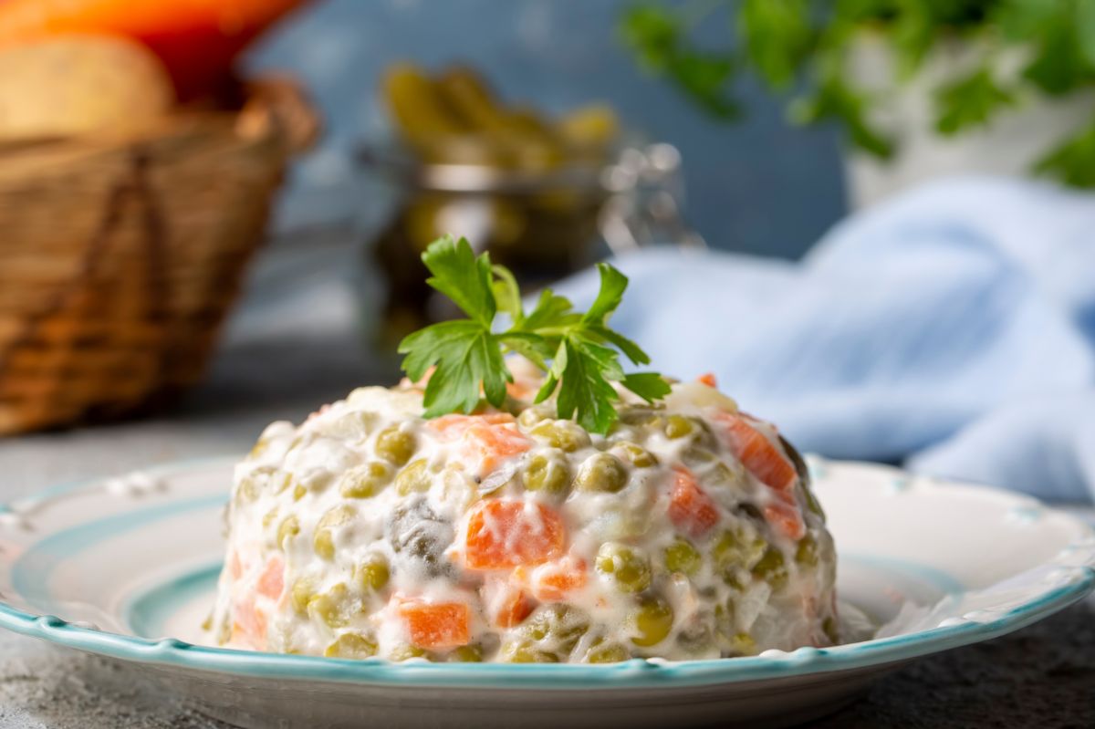 Teściowa nie dodaje ziemniaków do sałatki jarzynowej. Zamieniła je na inny składnik