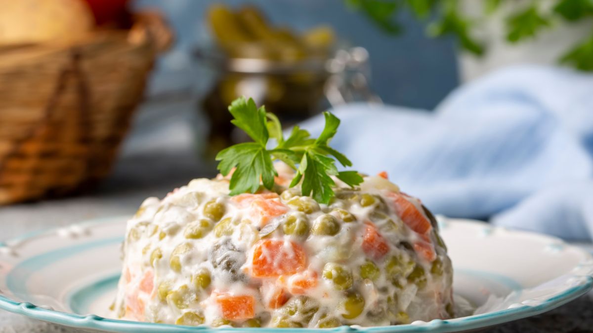 Sałatka jarzynowa bardzo często gości na naszych stołach
