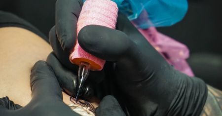 Otwarcie salonów fryzjerskich. Tatuażyści nadal zamknięci. I oburzeni: To absurd