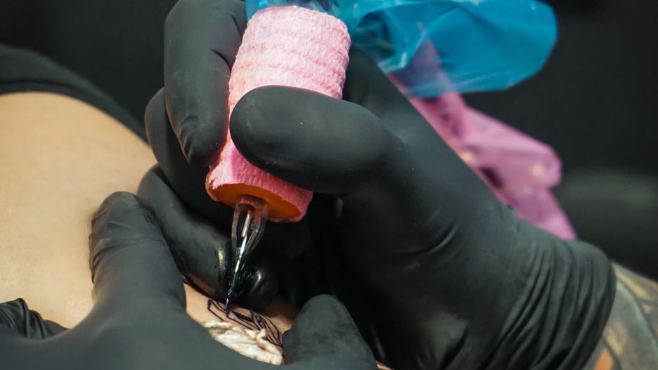 Otwarcie salonów fryzjerskich. Tatuażyści nadal nie mogą wrócić do pracy. 