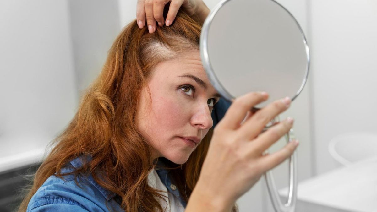 Kobieta przegląda się w lustrze