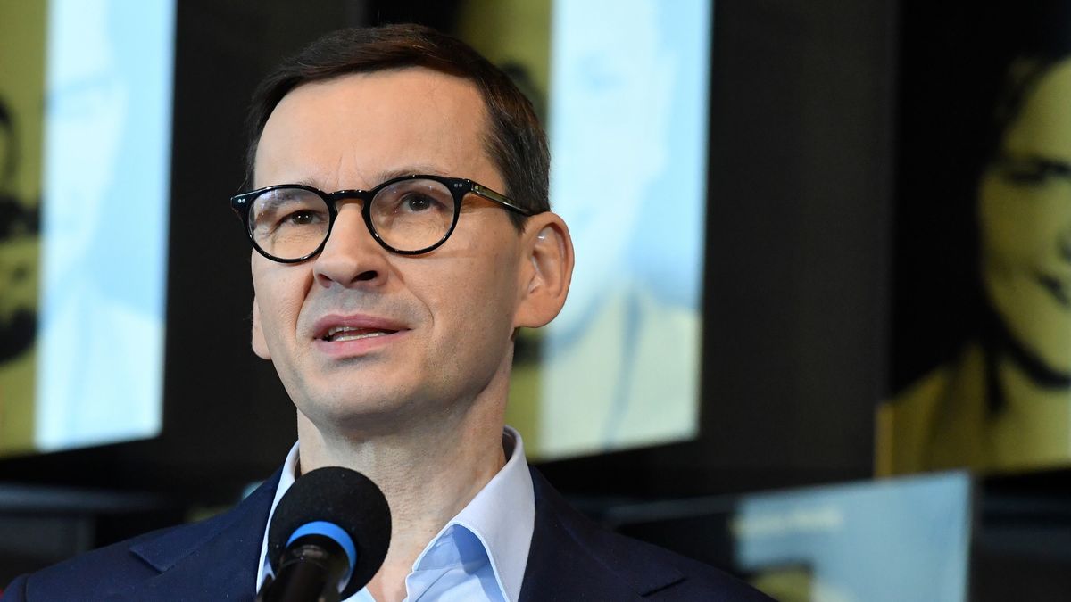 Warszawa, 14.04.2022. Premier Mateusz Morawiecki podczas konferencji prasowej w Warszawie, 14 bm. Polska i Słowenia zorganizują tegoroczne mistrzostwa świata mężczyzn w siatkówce, które odbędą się na przełomie sierpnia i września - ogłosił w siedzibie PKOl premier Morawiecki. (gj) PAP/Piotr Nowak