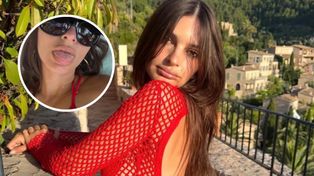Emily Ratajkowski w czerwonym bikini. Pokazała język [ZDJĘCIE]