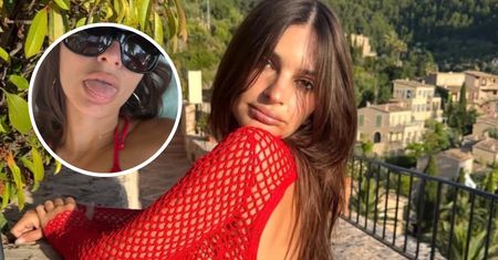 Emily Ratajkowski w czerwonym bikini. Pokazała język [ZDJĘCIE]