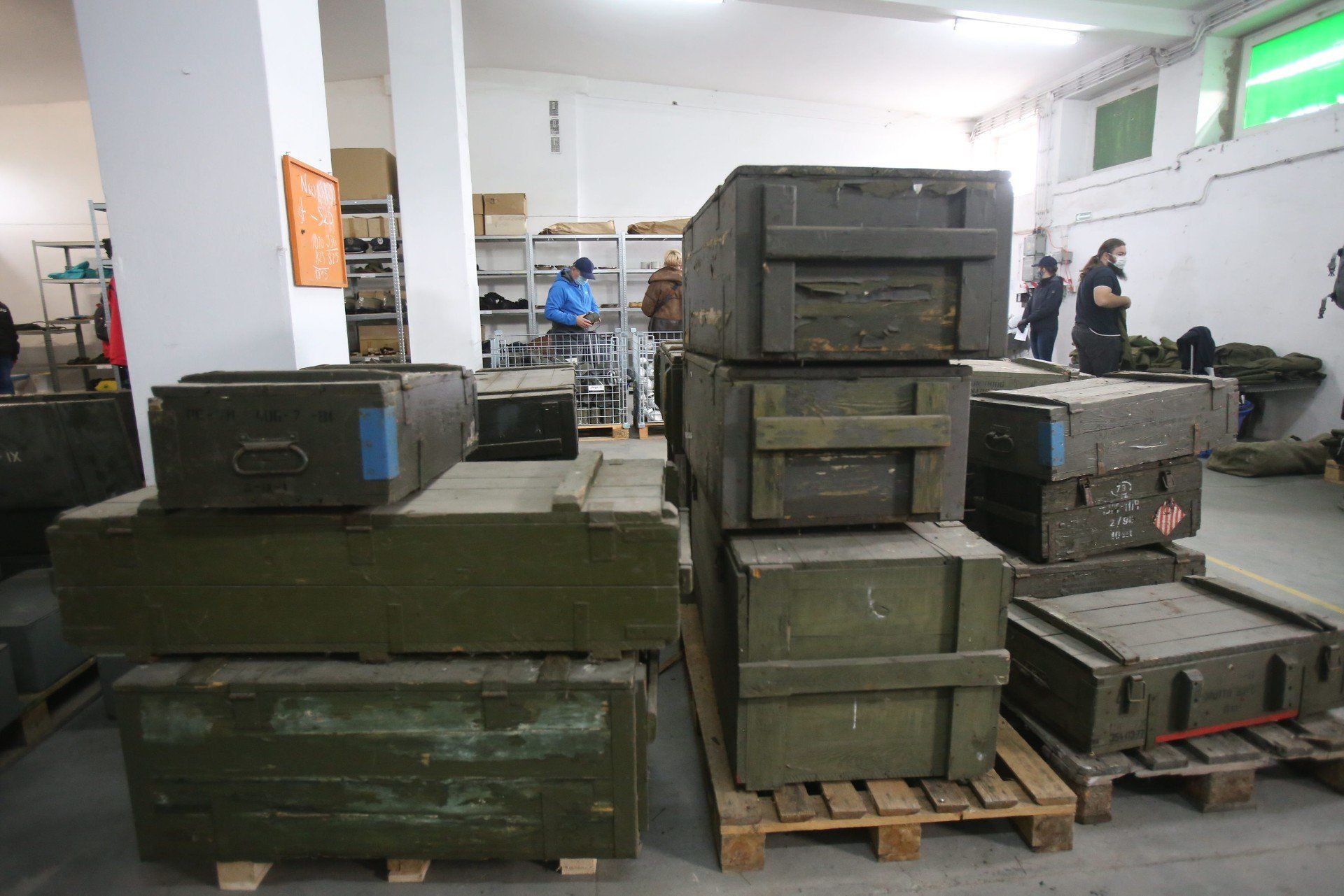 Sprzęt z demobilu można dostać online, na przetargach, a także w magazynach AMW. Na zdjęciu magazyn AMW Gliwice. 