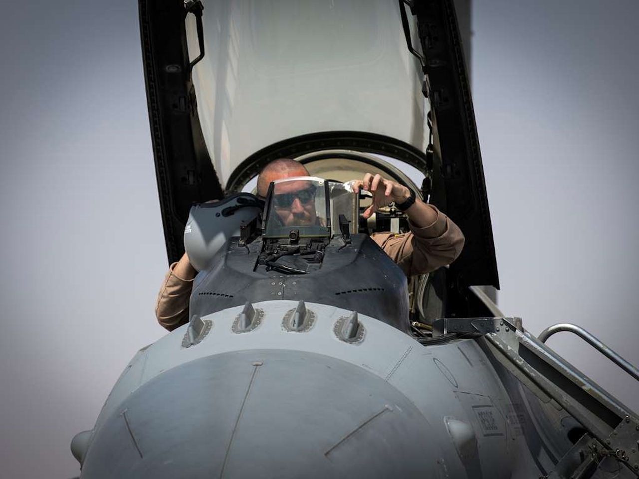 Pilot w kabinie F-16