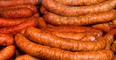 Babcie znały ją z peklowania, dziś budzi nieufność. Czym jest saletra?