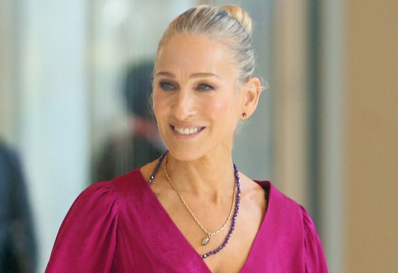 Wygląda fenomenalnie. Sarah Jessica Parker ubrała się w fuksję od stóp do głów