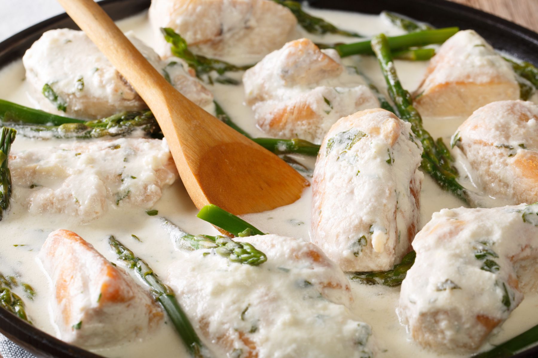 Rybę zanurzam w kremowym sosie i wrzucam szparagi. Nikt nie chce słyszeć już o zwykłej smażonej
