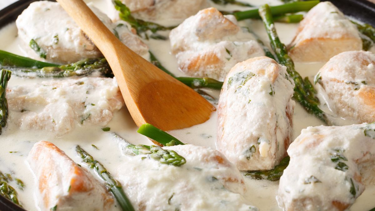Dorsz w sosie śmietanowym ze szparagami