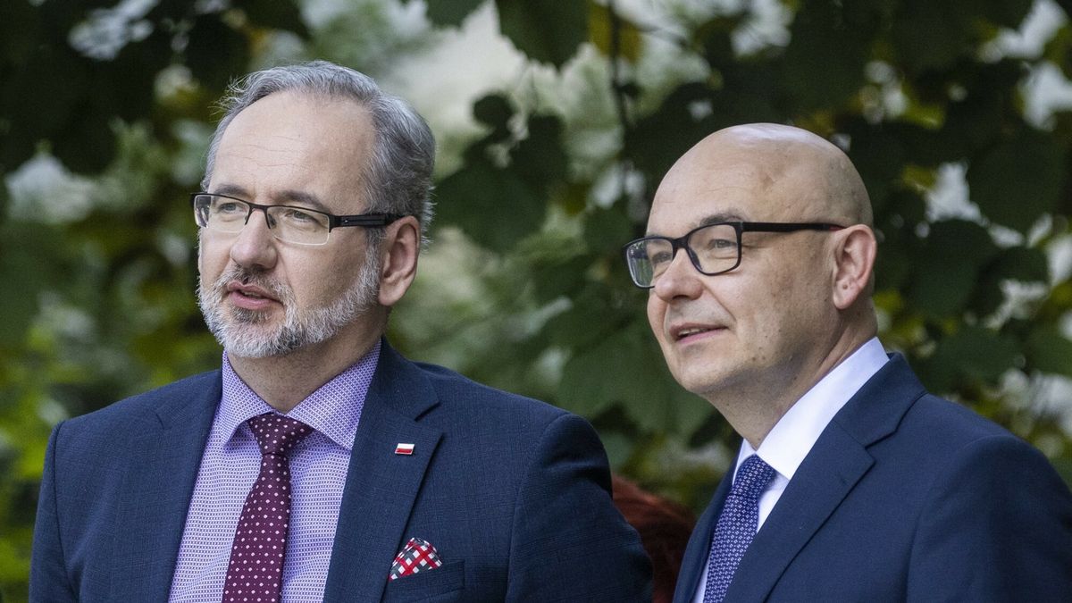 Minister zdrowia Adam Niedzielski (z lewej) i prezes NFZ Filip Nowak (z prawej)
