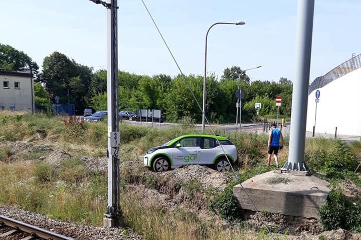 Elektryczne BMW utknęło na terenie zielonym przy torach