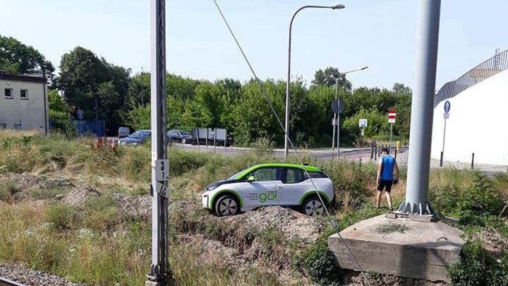 Elektryczne BMW utknęło na terenie zielonym przy torach