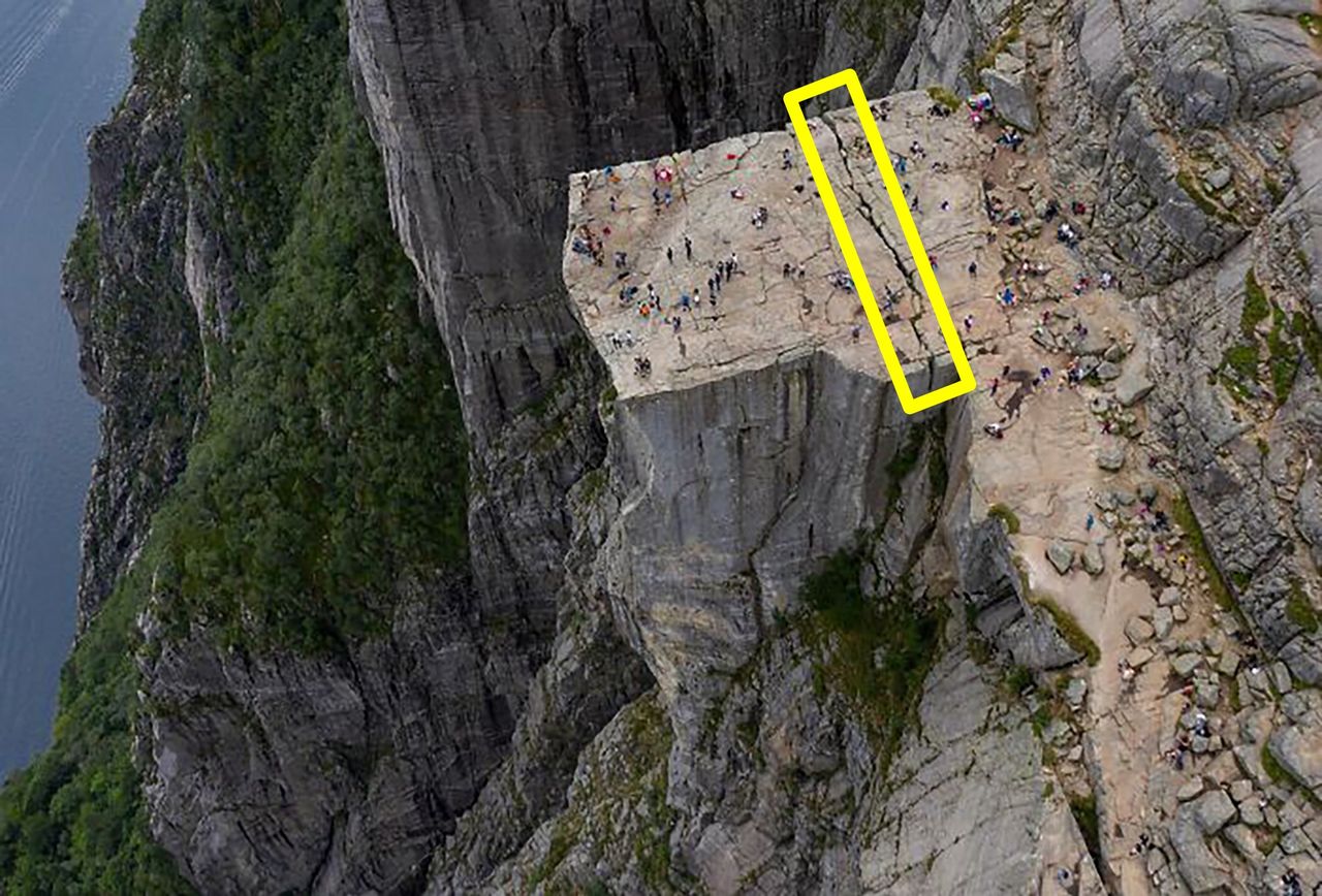 Preikestolen w Norwegii widziane od góry. Pęknięcie nie wygląda zachęcająco.