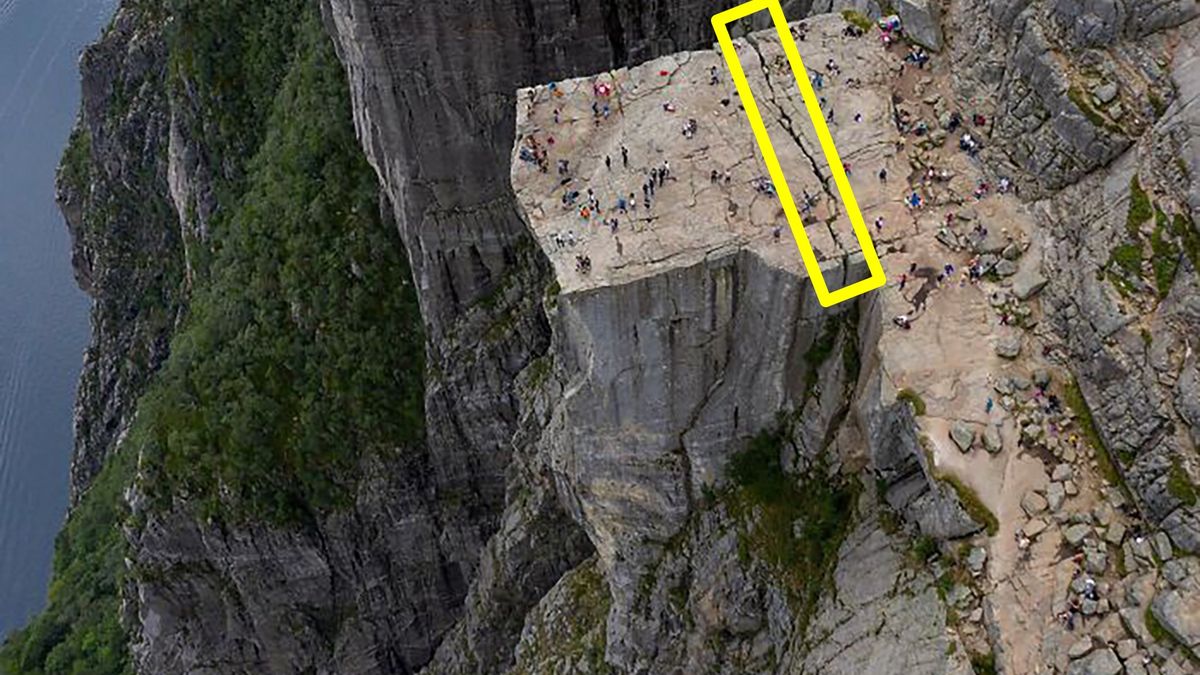 Preikestolen w Norwegii widziane od góry. Pęknięcie nie wygląda zachęcająco.