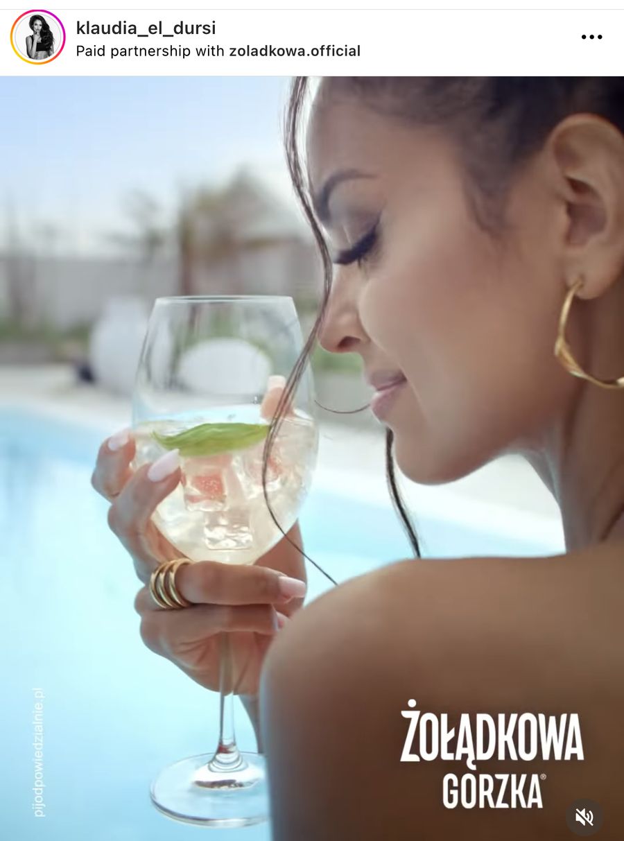 Klaudia El Dursi reklamuje WÓDKĘ na Instagramie