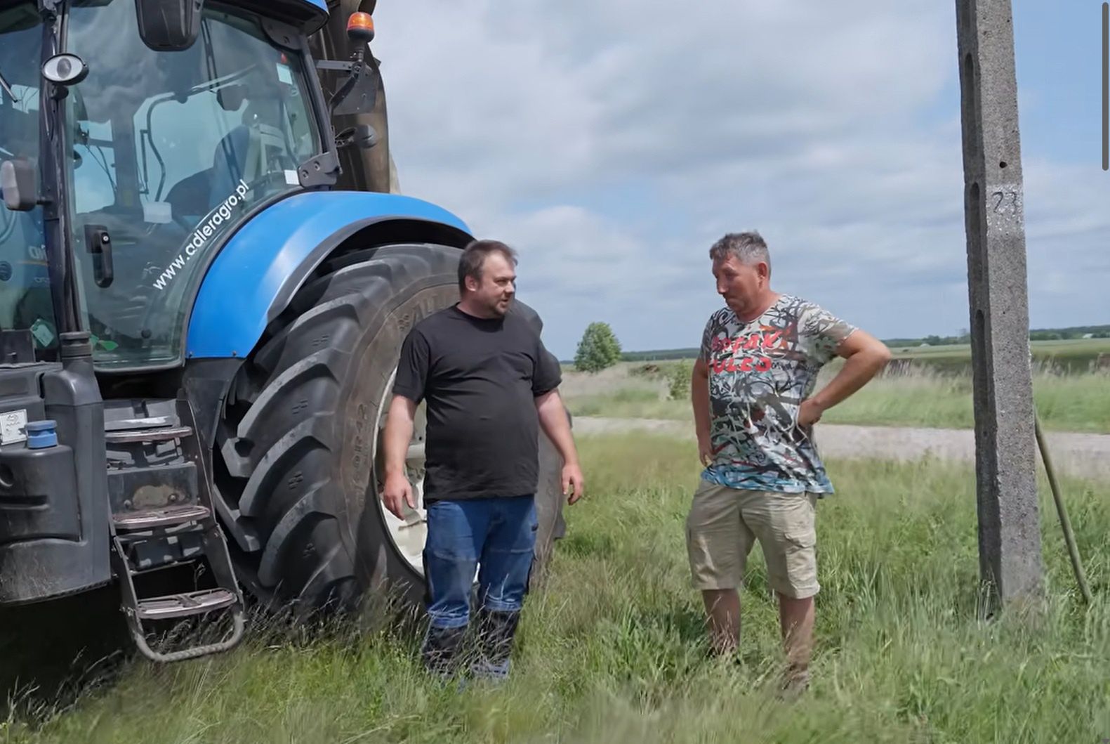 Łukasz z Ciemnoszyj pokazał Andrzejowi z Plutycz nowy traktor