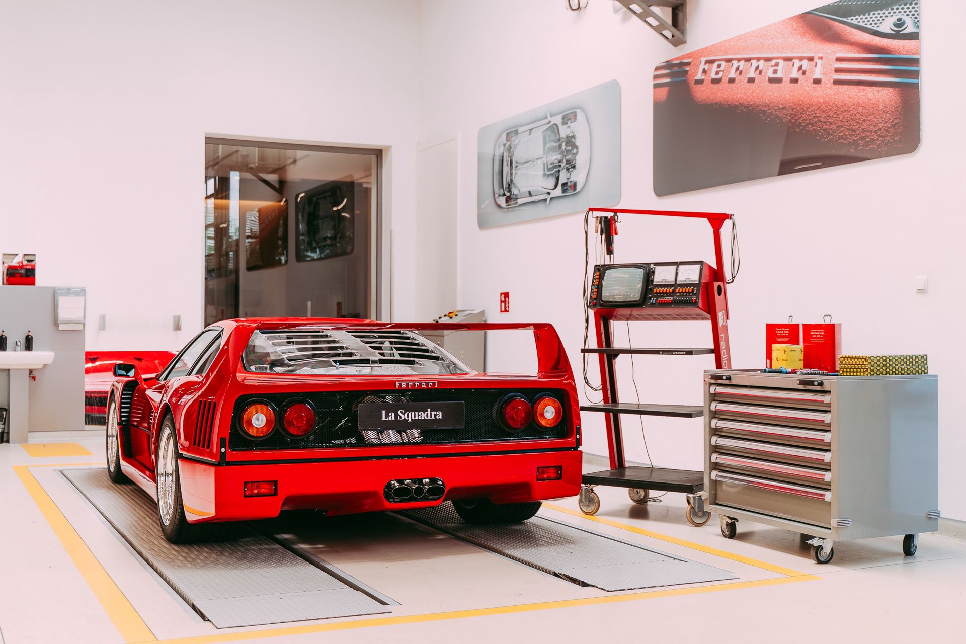 Ferrari F40 w Ferrari Katowice (1990)