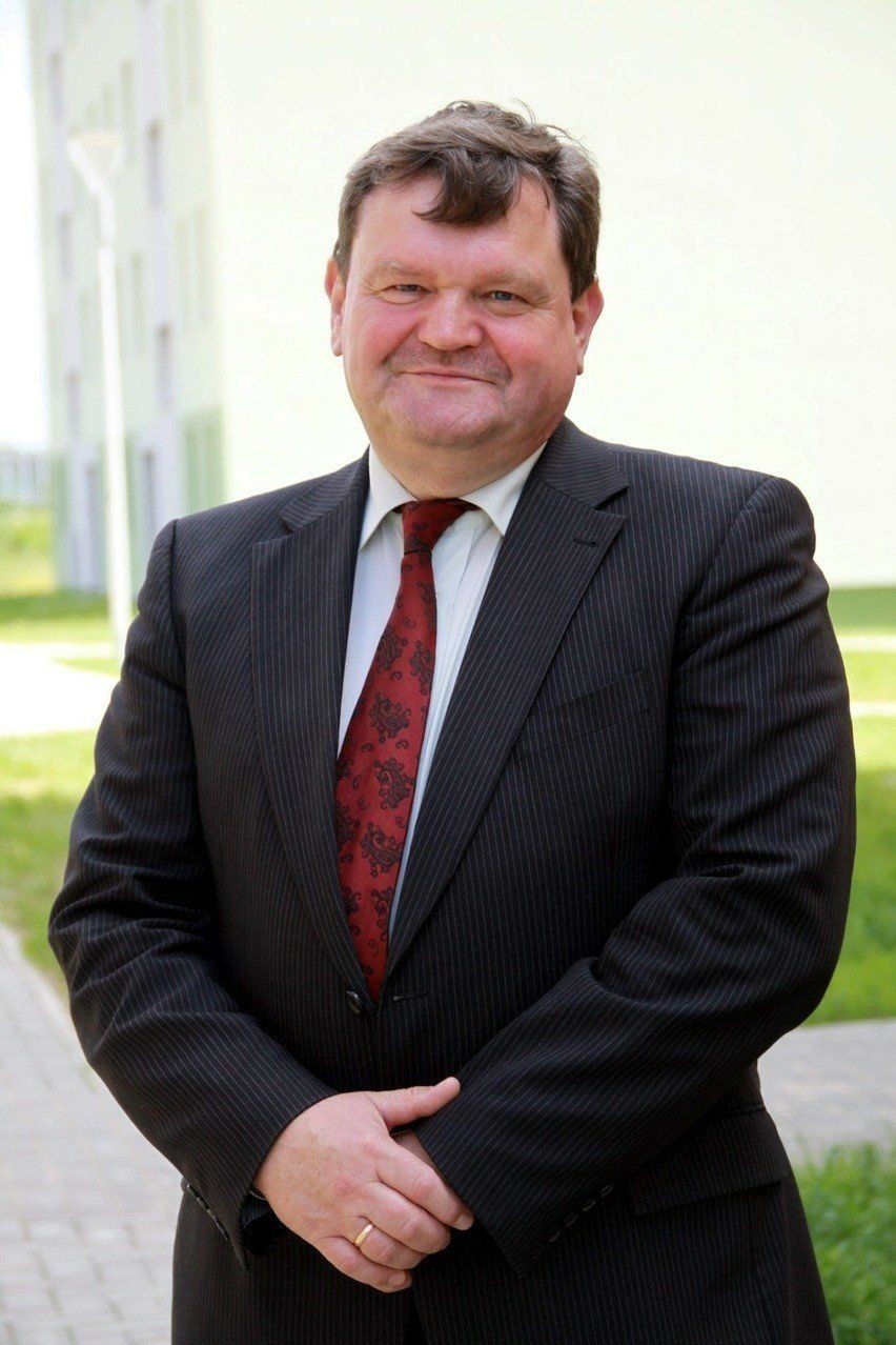 Dariusz Kocuń, TBS Nowy Dom;Oszczędności: 384 487 zł; 3,73 USD; papiery wartościowe – 18 466 zł; IKZE – 76 673 zł;Dom: 169 mkw na działce 11,8 ara – ok. 700 tys. zł (1/2 własności); trzy mieszkania: 45 mkw – 270 tys. zł, 33 mkw – 200 tys. zł, 39 mkw – ok. 230 tys. zł; gospodarstwo rolne 2,18 ha o wartości 1, 27 mln zł, 1/30 udziału w nieruchomości – ok. 150 tys. złDochód: TBS &#34;Nowy Dom&#34; - 240 894 zł, rada nadzorcza (członek) Operator Gazociągów Przesyłowych Gaz-System – 31 893 zł, świadczenie pieniężne z Urzędu ds. Kombatantów i Osób Represjonowanych – 20 987 zł, najem nieruchomości - 42 tys. złSamochód: nissan qashaqi - 2017Kredyt: brak