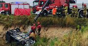 Drobnice: Samochód zatopiony w stawie. Policjanci wyjaśniają okoliczności tragedii